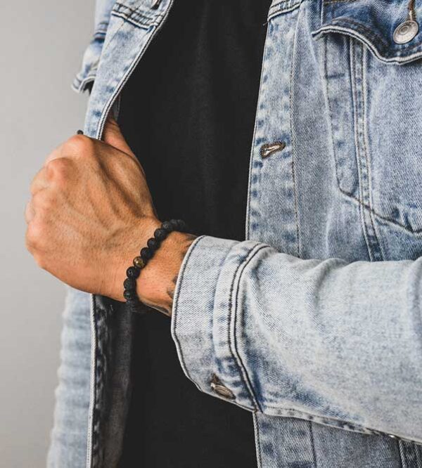 Pulsera hombre Barrow, en color negra, en acero inoxidable y piedras volcánicasnaturales, de la marca Twobrothers.
