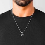 Collar hombre Jefferson, en color plata, con colgante en forma de cruz, en acero inoxidable, de la marca Twobrothers.