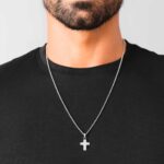 Collar hombre Burnet, en color plata, con un colgante en forma de cruz, en acero inoxidable, de la marca Twobrothers.