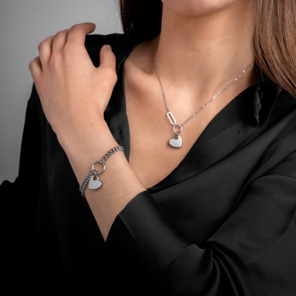 La pulsera Melina es de acero inoxidable y tiene un colgante en forma de corazón. Pulsera para mujer de la marca portuguesa Twobrothers.