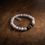 Pulseira Albuquerque para Homem em Aço Inoxidável com Pedras Naturais brancas e ajustável ao pulso da marca Twobrothers