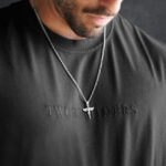 Collar hombre, en color plata, con colgante en forma de ángel, en acero inoxidable, de la marca Twobrothers.