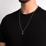 Collar hombre Sailor Man, en color plata, con colgante de ancla, en acero inoxidable, de la marca Twobrothers.