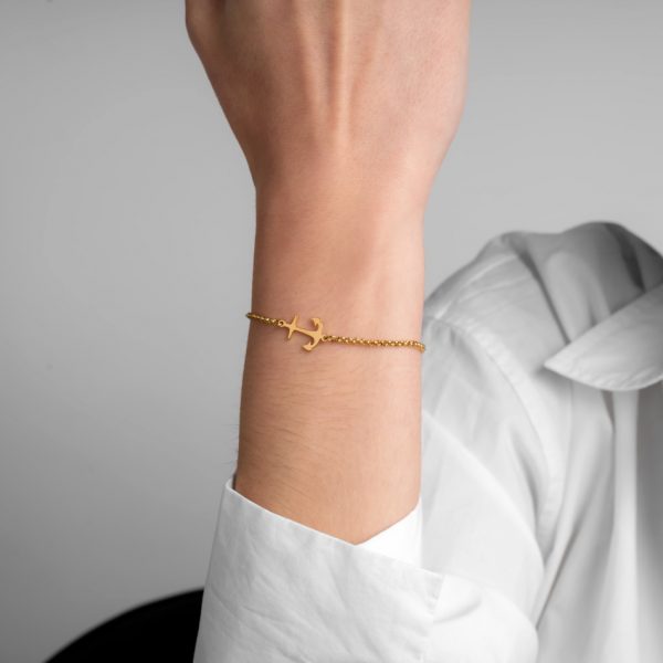 La pulsera Sailor Woman Gold está fabricada en acero inoxidable dorado con un ancla Woman, por la marca portuguesa Twobrothers.