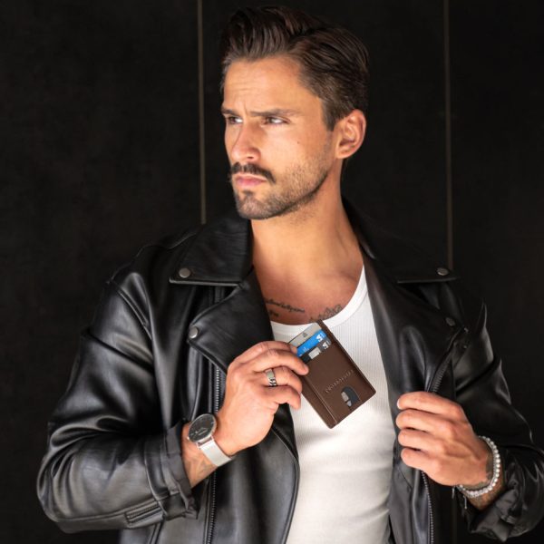 Tarjetero marrón en piel auténtica y anti RFID producido por la marca Twobrothers en Portugal para todos los Hombres.