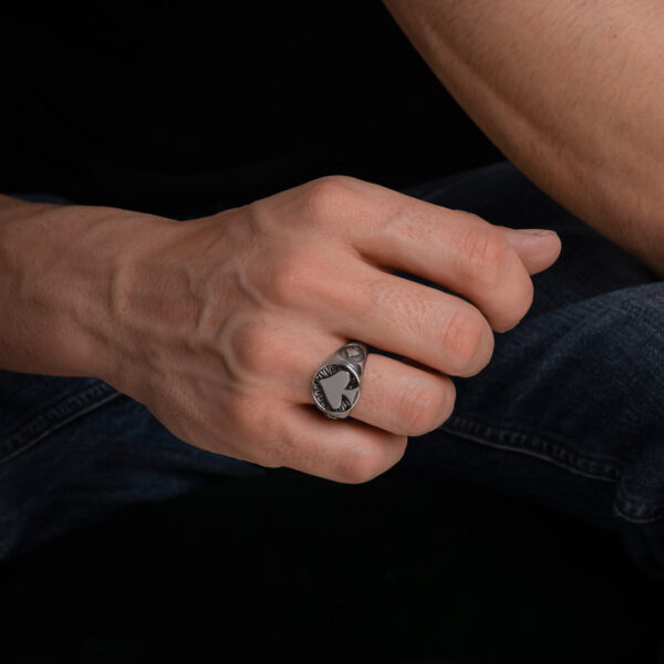 Anillo Ace de acero inoxidable para hombre con el símbolo del As de Picas de Twobrothers.