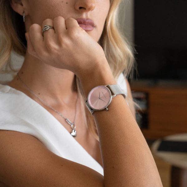 Elegante reloj Evelyn para mujer con esfera rosa de la marca portuguesa Twobrothers