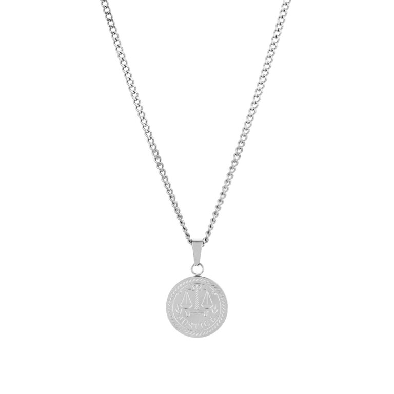 Collar hombre Justice, en color plata, con un colgante en forma de medalla, grabado con la icónica balanza de la justicia, en acero inoxidable, de la marca Twobrothers.