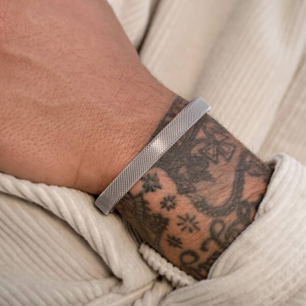 Pulsera hombre Manalapan, en color plata, con diseño abierto facilita el ajuste a la muñeca, en acero inoxidable, de la marca Twobrothers.