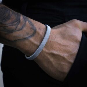 Pulsera hombre Manalapan, en color plata, con diseño abierto facilita el ajuste a la muñeca, en acero inoxidable, de la marca Twobrothers.