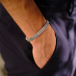 Pulsera hombre Manalapan, en color plata, con diseño abierto facilita el ajuste a la muñeca, en acero inoxidable, de la marca Twobrothers.