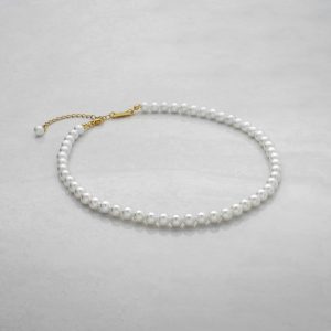 Collar Twobrothers de perlas blancas con detalles pulidos en oro, producido para mujeres con un estilo refinado y elegante en Portugal.