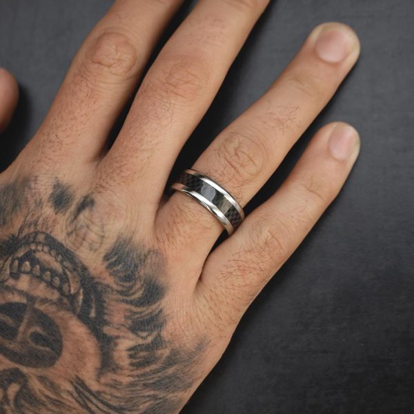 Anel masculino em aço inoxidável com acabamento polido e brilhante e detalhe central a preto, o anel Fresno é produzido pela marca Twobrothers.