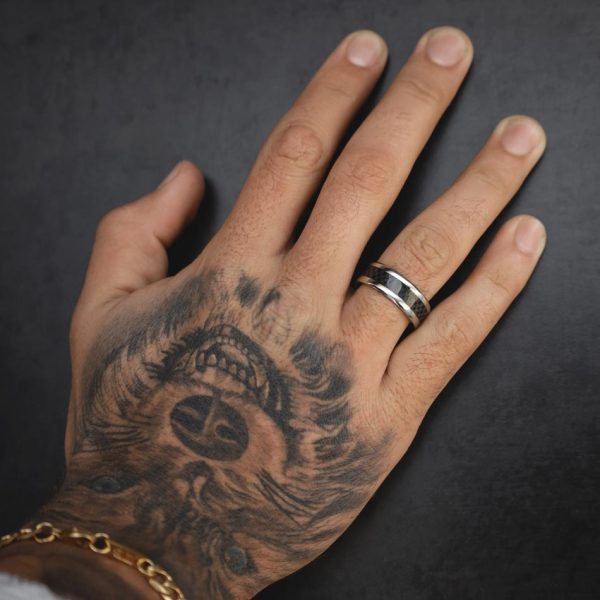 Anel masculino em aço inoxidável com acabamento polido e brilhante e detalhe central a preto, o anel Fresno é produzido pela marca Twobrothers.