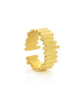 Elegante anillo para mujer, Lina, en acero inoxidable dorado cepillado con textura y ajustable al dedo de la marca Twobrothers.