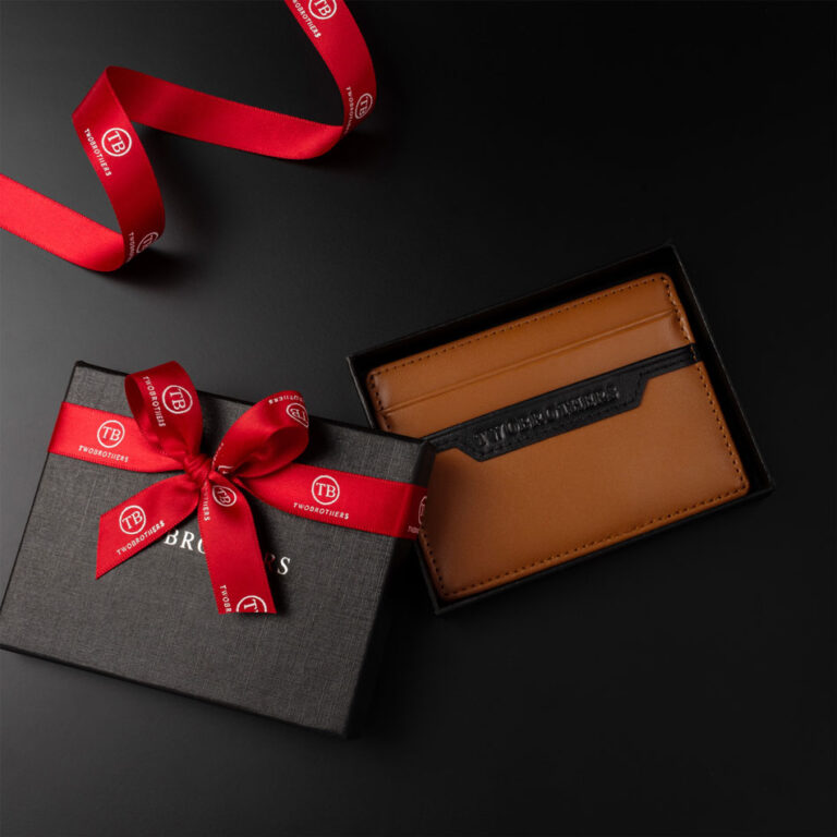 Titular de la Tarjeta Arizona para hombre, en color marrón e negra, en piel naturale, de la marca Twobrothers.