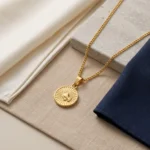 Collar Hombre Dorado con Medalla Auburn - Imagen 2