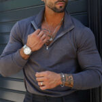 Collar hombre Captain Compass, en color plata, en forma de medalla, detallado con una elegante rosa de los vientos y los puntos cardinales, en acero inoxidable, de la marca Twobrothers.