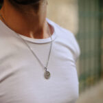 Collar hombre Captain Compass, en color plata, en forma de medalla, detallado con una elegante rosa de los vientos y los puntos cardinales, en acero inoxidable, de la marca Twobrothers.