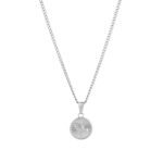 Collar hombre Auburn, en color plata, con un elegante colgante en forma de medalla, en el centro del colgante, un delicado relieve de manos orando, en acer inoxidable, de la marca Twobrothers.