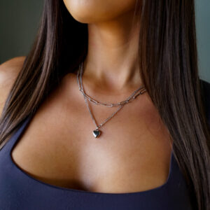 Collar doble de plata para mujer en acero inoxidable con colgante de corazón.