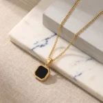 Collar Hombre Dorado con Piedra Negra - Imagen 4