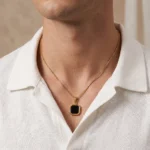 Collar Hombre Dorado con Piedra Negra - Imagen 2