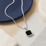 Collar Hombre Plateado con Piedra Negra - Imagen 3