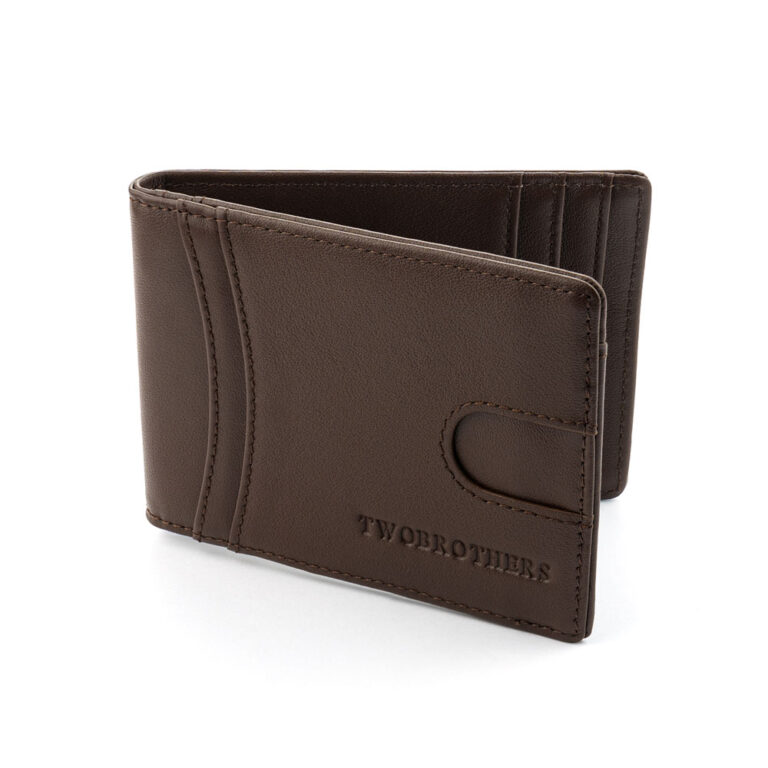Cartera para hombre en piel de color marrón, con grabado personalizado.