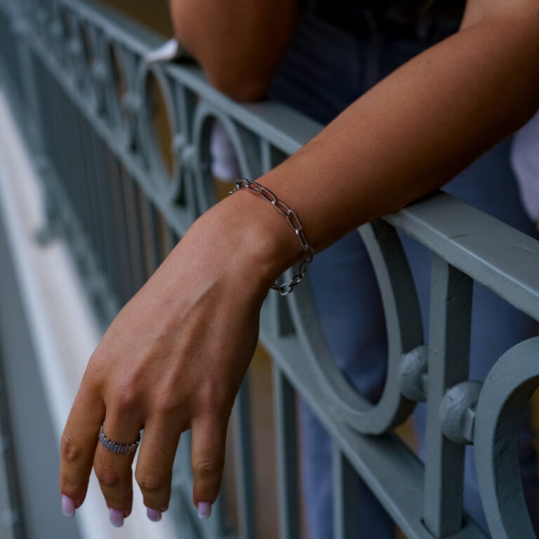 Pulsera de mujer con eslabones plateados de acero inoxidable.